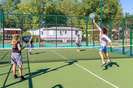 Cancha de pádel con jugadores en acción en el camping CAPFUN Régnière en VILLETTE D'ANTHON (38).