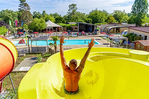 Tobogán acuático gigante y piscina exterior en el camping CAPFUN Régnière en VILLETTE D'ANTHON (38).
