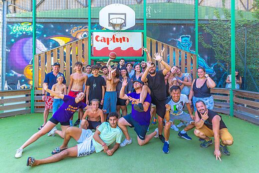 Grupo de veraneantes y animadores posando en una cancha multideporte Capfun