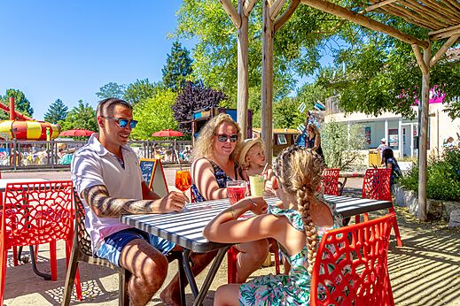 Familia disfrutando del bar en CAPFUN Régnière, VILLETTE D'ANTHON (38).