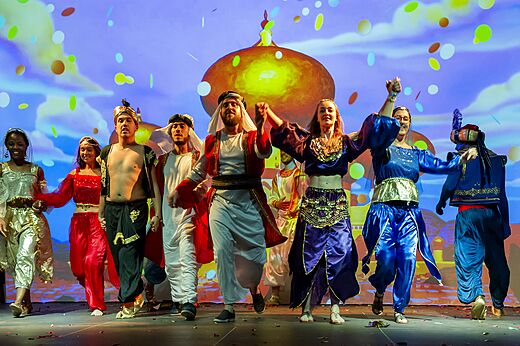 Espectáculo de baile con disfraces en el escenario, animación en el camping CAPFUN Régnière en VILLETTE D'ANTHON (38).