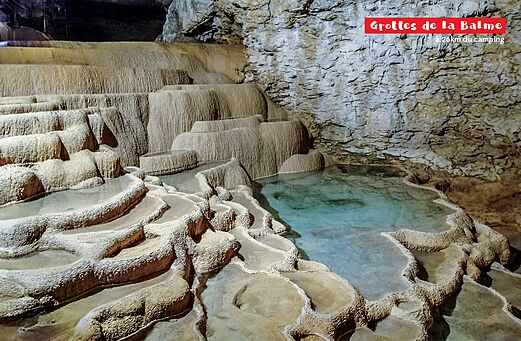 Grutas de La Balme, formaciones geológicas y piscinas de agua turquesa cerca de Villette d'Anthon.