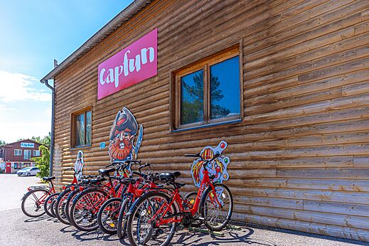Bicicletas rojas disponibles para alquilar en el camping CAPFUN Régnière en VILLETTE D'ANTHON (38).