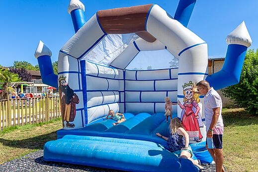 Castillo hinchable con niños jugando en el camping CAPFUN Régnière en VILLETTE D'ANTHON (38).