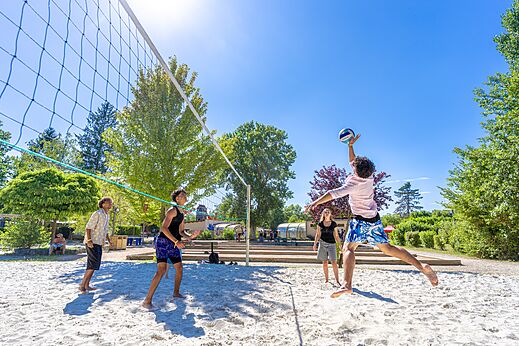 Vóley playa en cancha de arena en el camping CAPFUN Régnière en VILLETTE D'ANTHON (38).