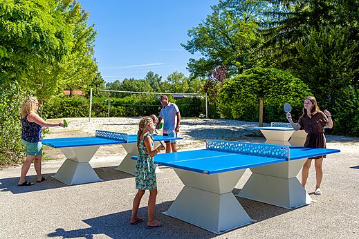 Mesas de ping-pong exteriores, familia jugando en CAPFUN Régnière, VILLETTE D'ANTHON (38).