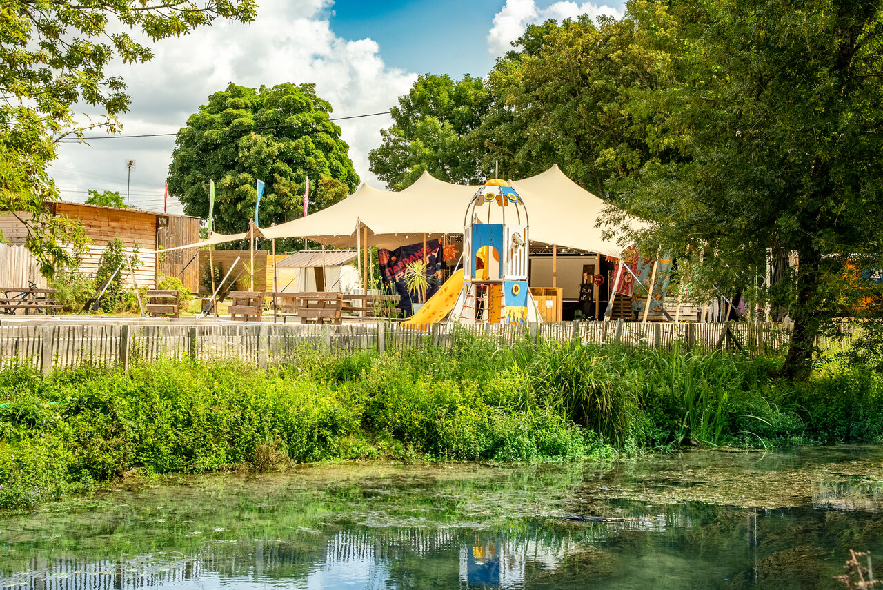 Zona de juegos, carpa de animaci�n en el camping CAPFUN La Rivi�re en Valence-en-Poitou.