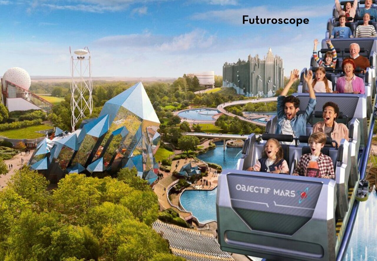 Parque de atracciones Futuroscope con monta�a rusa, cerca de Poitiers, Vienne.