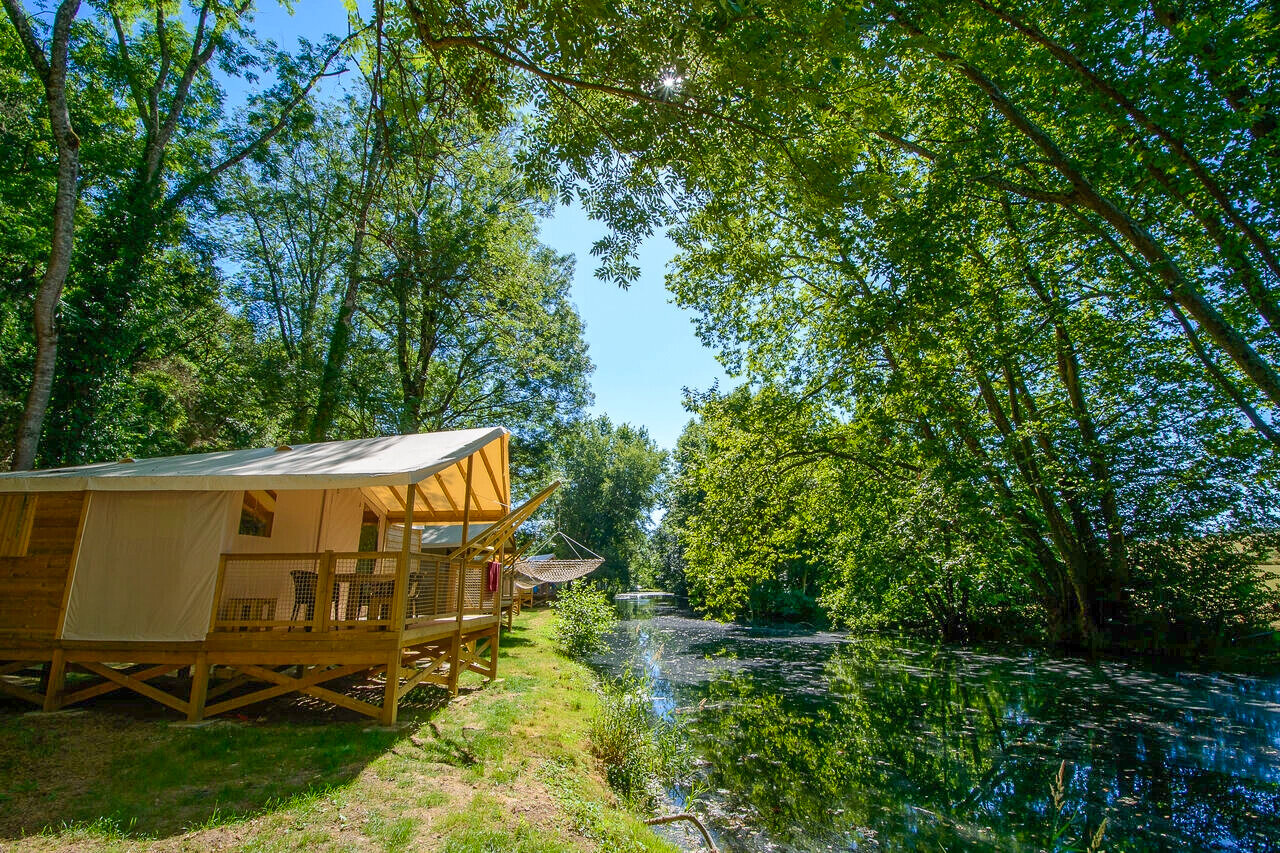 Tienda lodge c�moda junto al r�o en el camping CAPFUN La Rivi�re en Valence-en-Poitou (86).