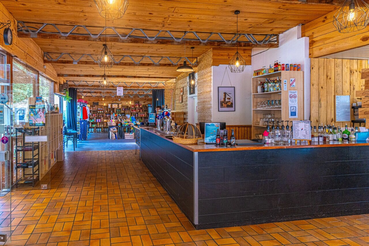 Bar y tienda en CAPFUN La Rivi�re en Valence-en-Poitou (86).