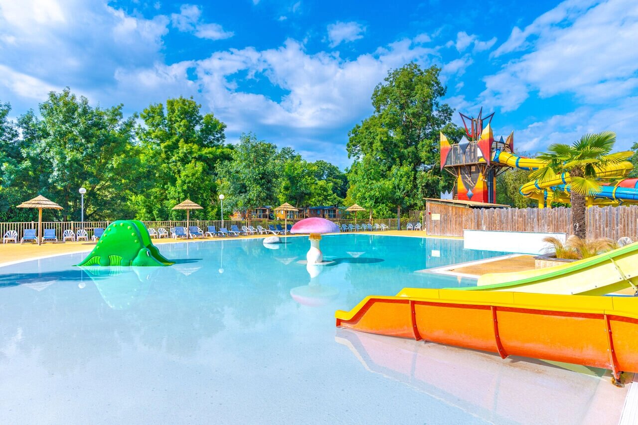 Piscina, toboganes y juegos acu�ticos en el camping CAPFUN La Rivi�re en Valence-en-Poitou.