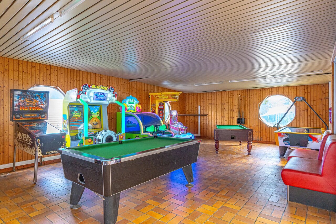 Sala de juegos con billares, pinball y m�quinas recreativas en el camping CAPFUN La Rivi�re en Valence-en-Poitou (86).