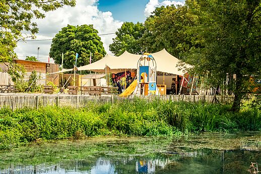 Zona de juegos cohete y espacio de animaci�n bajo carpa en el camping CAPFUN La Rivi�re en Valence-en-Poitou (86).