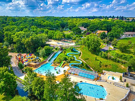 Piscinas y toboganes gigantes, vista aérea del camping CAPFUN La Rivière, Valence-en-Poitou.