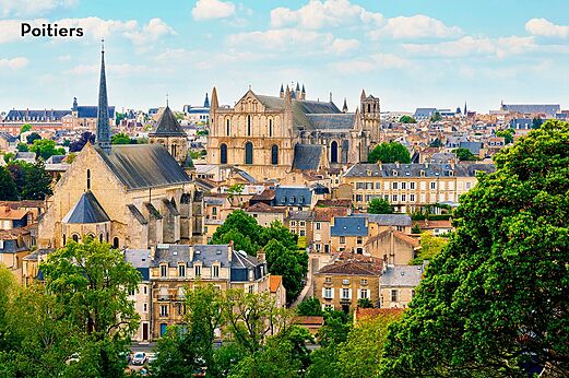 Poitiers, ciudad hist�rica con iglesias y tejados antiguos.