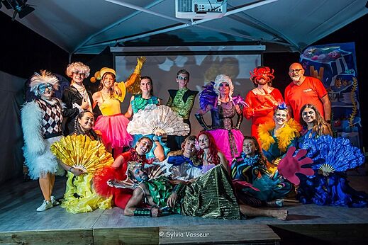 Grupo de animaci�n disfrazado en el escenario, espect�culo en camping CAPFUN La Rivi�re Valence-en-Poitou (86).