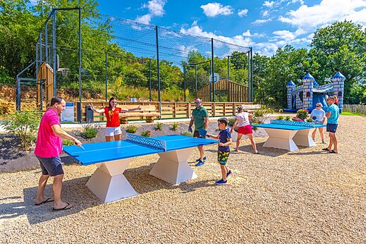 Mesas de ping-pong, campo multideporte en camping CAPFUN La Rivi�re en Valence-en-Poitou.