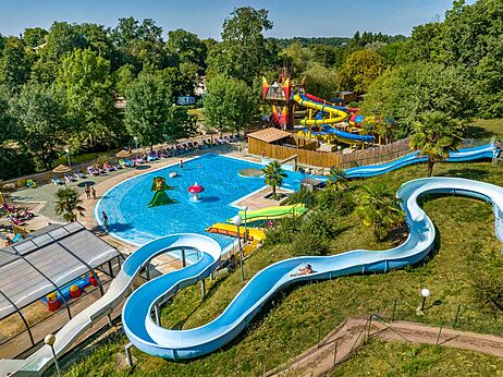 Toboganes acu�ticos gigantes y piscinas exteriores en el camping CAPFUN La Rivi�re en Valence-en-Poitou (86).