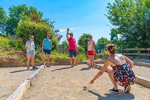 Cancha de petanca en el camping CAPFUN La Rivière en Valence-en-Poitou (86).