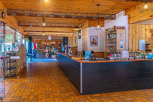 Bar y tienda de comestibles del camping CAPFUN La Rivi�re en Valence-en-Poitou (86).
