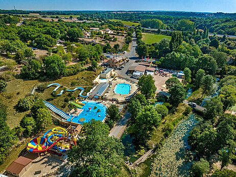 Parque acu�tico, piscinas y toboganes, vista a�rea en el camping CAPFUN La Rivi�re.