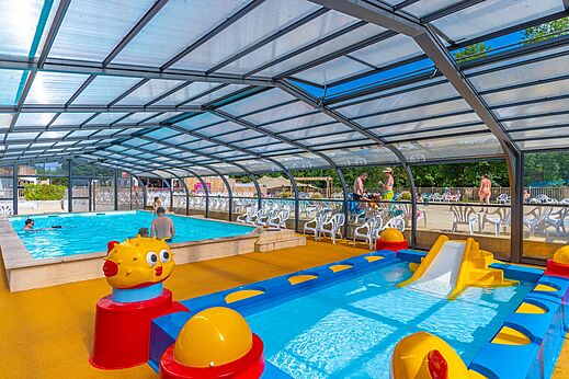 Piscina cubierta y piscina infantil en el camping CAPFUN La Rivi�re.