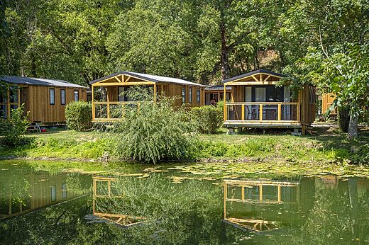 Mobil-homes en el camping CAPFUN La Rivi�re en Valence-en-Poitou (86).
