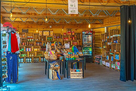 Tienda de comestibles del camping, estanter�as de madera en CAPFUN La Rivi�re en Valence-en-Poitou (86).