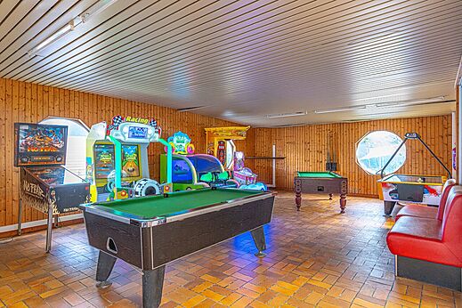 Sala de juegos con billares, pinball, máquinas recreativas en camping CAPFUN La Rivière en Valence-en-Poitou (86).