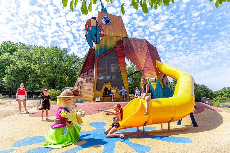 Juego Carabouille - Gran estructura de juegos colorida con tobog�n y ni�os en el camping CAPFUN Roca d'Amour en PADIRAC (46).