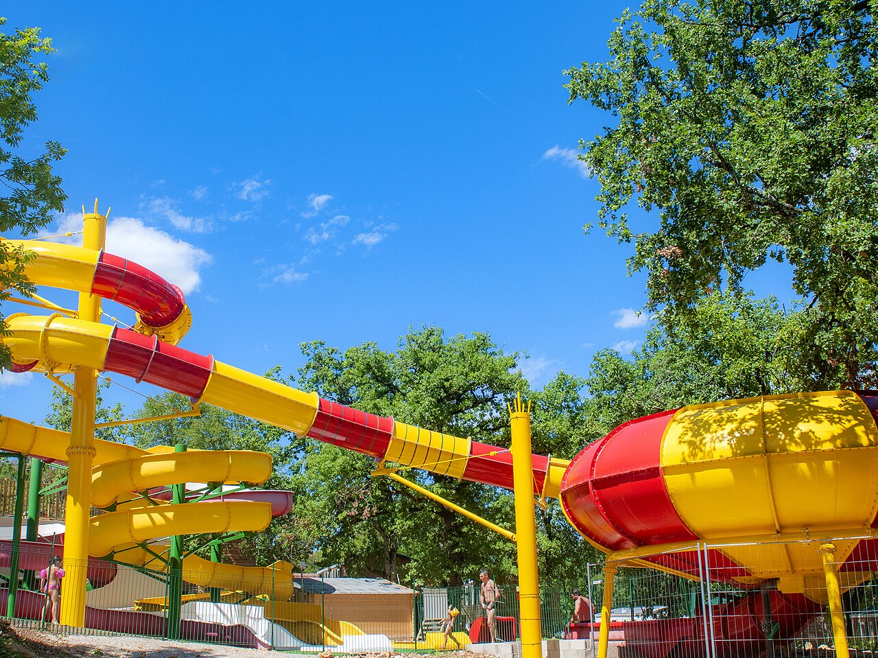 Toboganes acu�ticos y piscina en camping CAPFUN Roca d'Amour en PADIRAC (46).