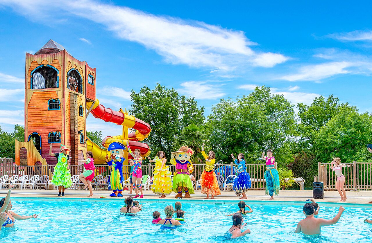 Piscina exterior, toboganes y animaci�n infantil en el camping CAPFUN Roca d'Amour en PADIRAC (46).