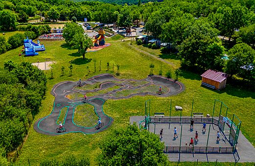 Pump track, cancha multideporte en camping CAPFUN Roca d'Amour en PADIRAC (46).