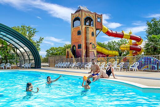 Piscina exterior, toboganes acuáticos y familia en el camping CAPFUN Roca d'Amour en PADIRAC (46).