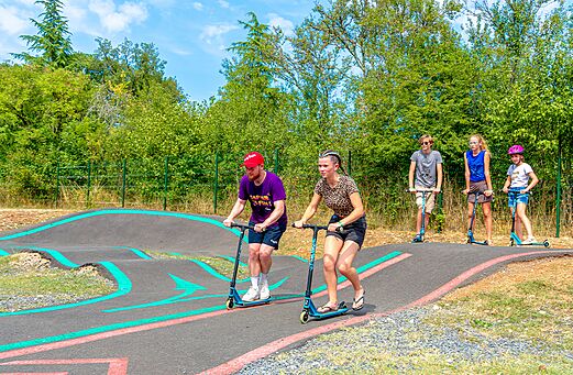 Pump track y patinetes en el camping CAPFUN Roca d'Amour en PADIRAC (46).