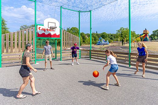 Cancha de baloncesto con niños jugando en camping CAPFUN Roca d'Amour en PADIRAC (46).