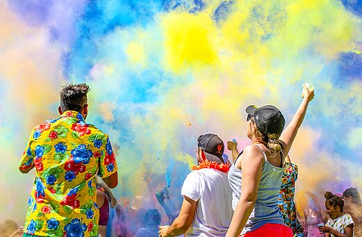 Animación colorida, festival Holi en camping CAPFUN Roca d'Amour PADIRAC (46).