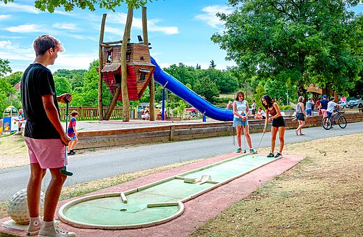 Minigolf y tobogán gigante en el camping CAPFUN Roca d'Amour en PADIRAC (46).