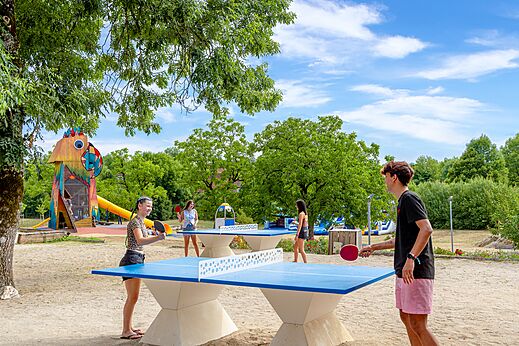 Mesas de ping-pong y juegos en el camping CAPFUN Roca d'Amour en PADIRAC (46).
