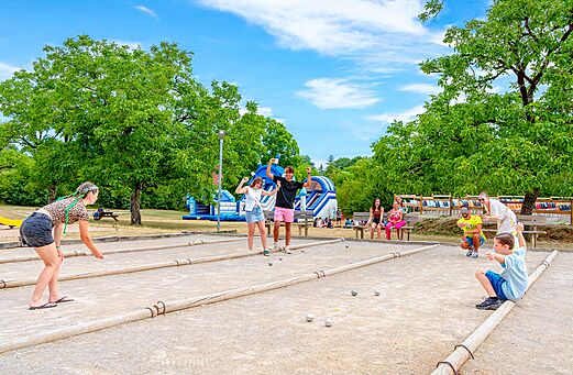 Petanca, juegos en el camping CAPFUN Roca d'Amour en PADIRAC (46).