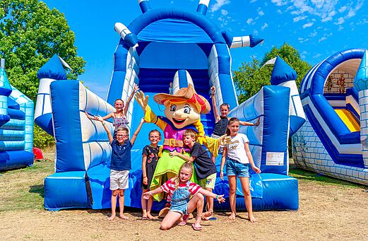 Juegos hinchables y mascota con niños en el camping CAPFUN Roca d'Amour en PADIRAC (46).