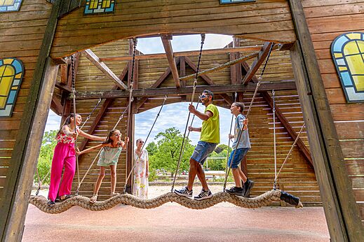Juegos de madera, familia en el camping CAPFUN Roca d'Amour, PADIRAC (46).