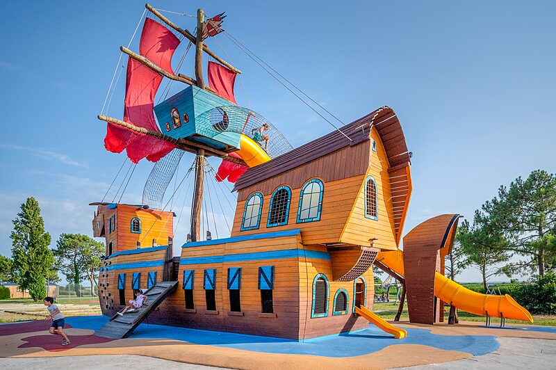 Juego Carabouille - Parque infantil barco pirata, toboganes, ni�os en CAPFUN Roumingue en LANTON (33).