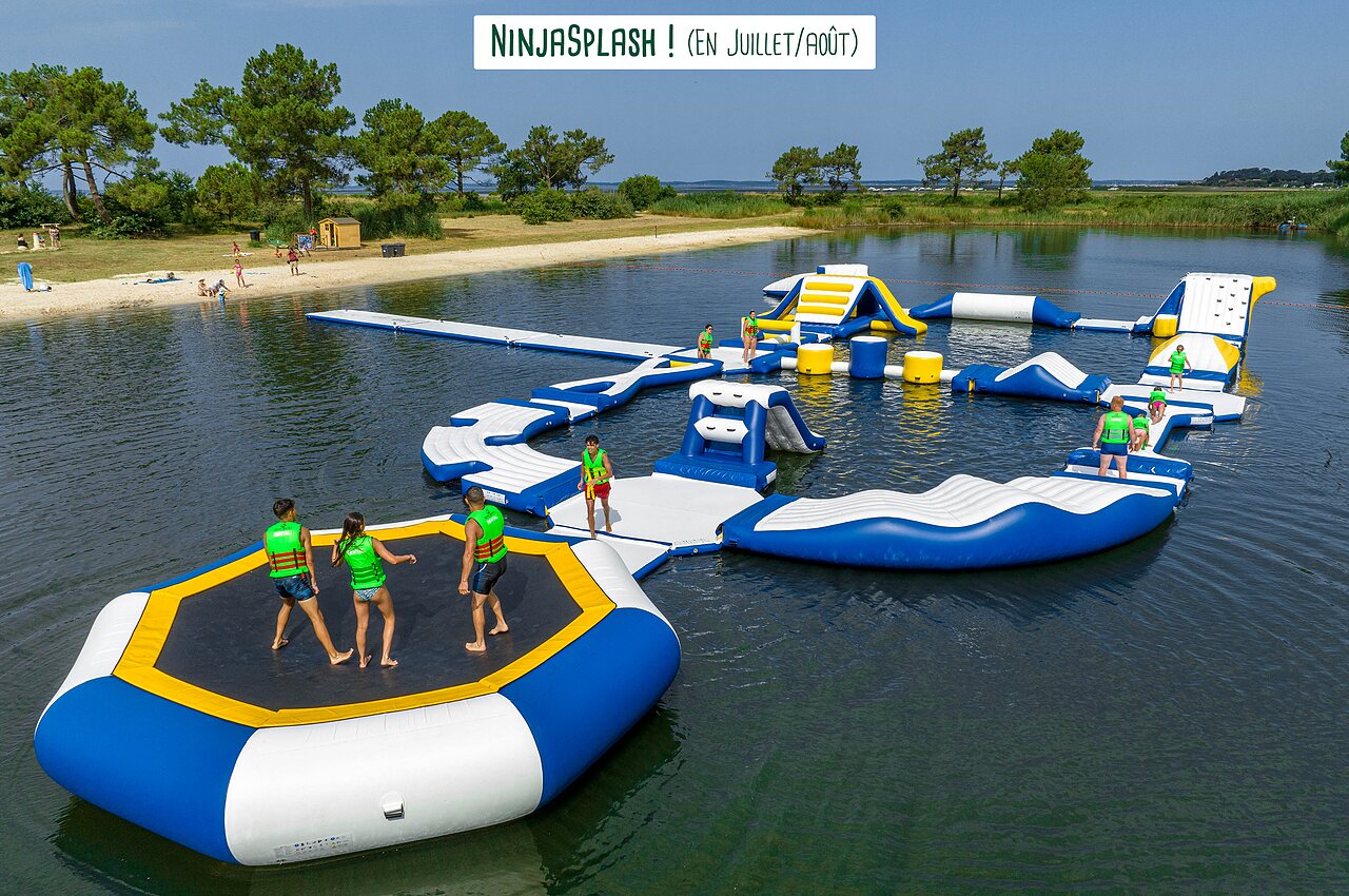 Parque acu�tico inflable NinjaSplash, juegos acu�ticos, camping CAPFUN Roumingue en LANTON (33).