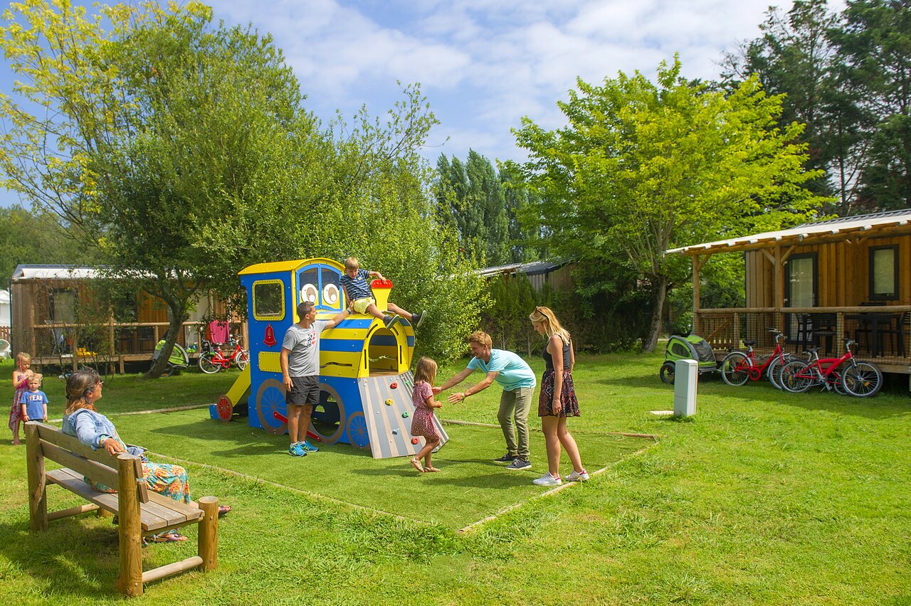 Zona de juegos tren y Mobil-homes c�modos en camping CAPFUN Roumingue en LANTON (33).