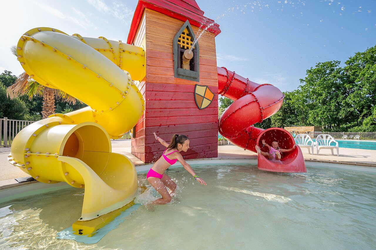 Toboganes acu�ticos y ni�os jugando en la piscina del camping CAPFUN Roumingue en LANTON (33).