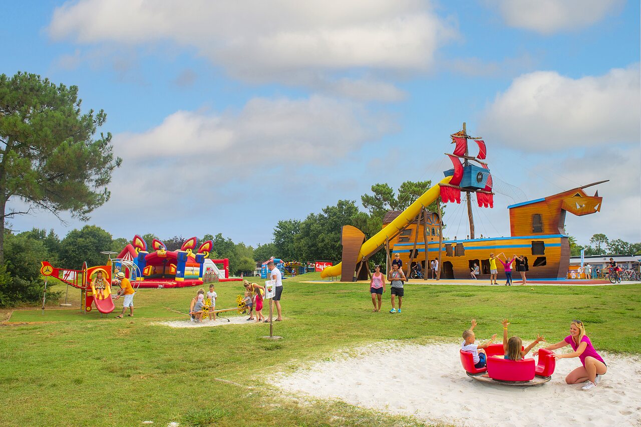 Gran zona de juegos con barco pirata y tobog�n en el camping CAPFUN Roumingue en LANTON (33).