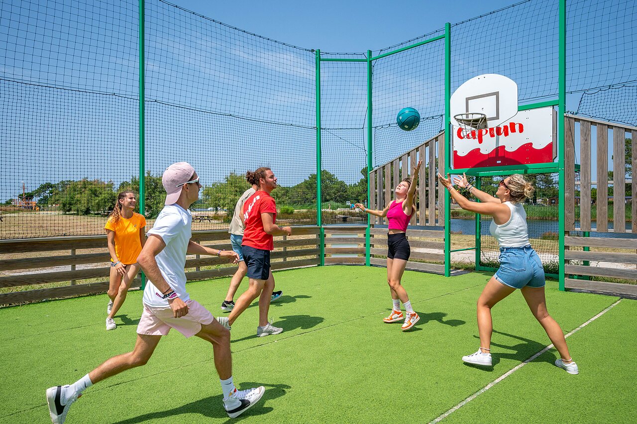 Baloncesto en cancha multideporte, camping CAPFUN Roumingue en LANTON (33).