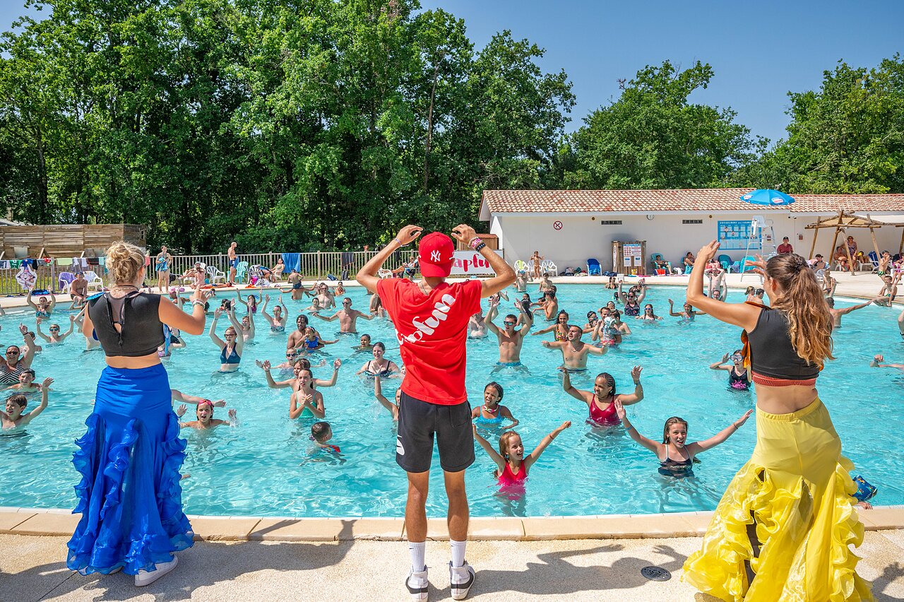 Clase de aquagym animada en la piscina exterior del camping CAPFUN Roumingue en LANTON (33).