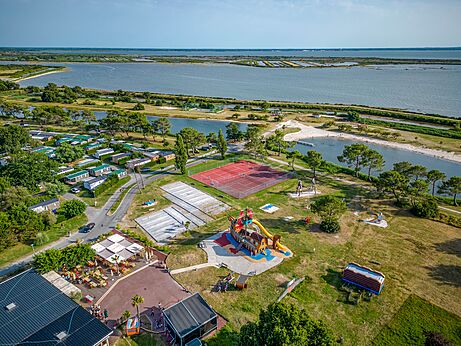 Vista a�rea del camping CAPFUN Roumingue en LANTON (33).
